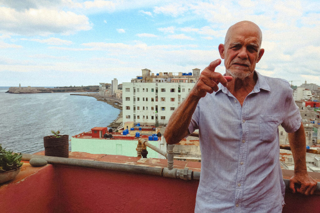 La boxe a Cuba è una cosa seria - Pedro Juan Gutierréz ritratto nella sua terrazza.